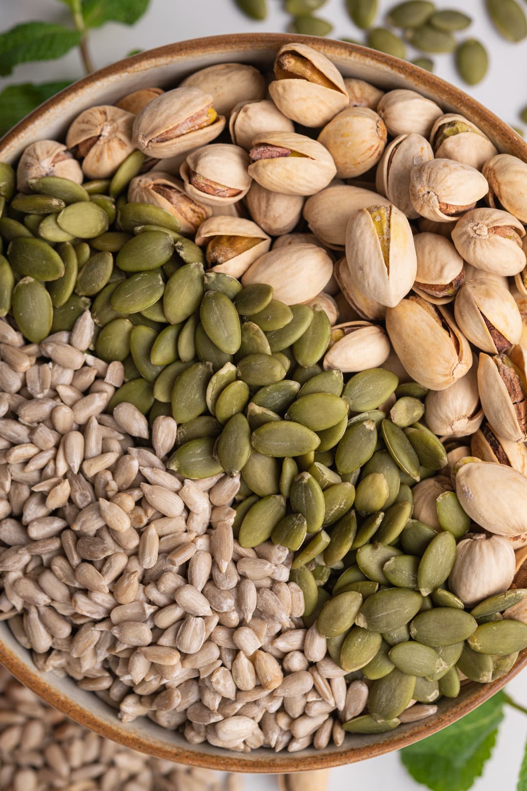 Набір граноли з мигдалем, трьома видами горіхів і фісташкою з м'ятою, 1500 г thumbnail