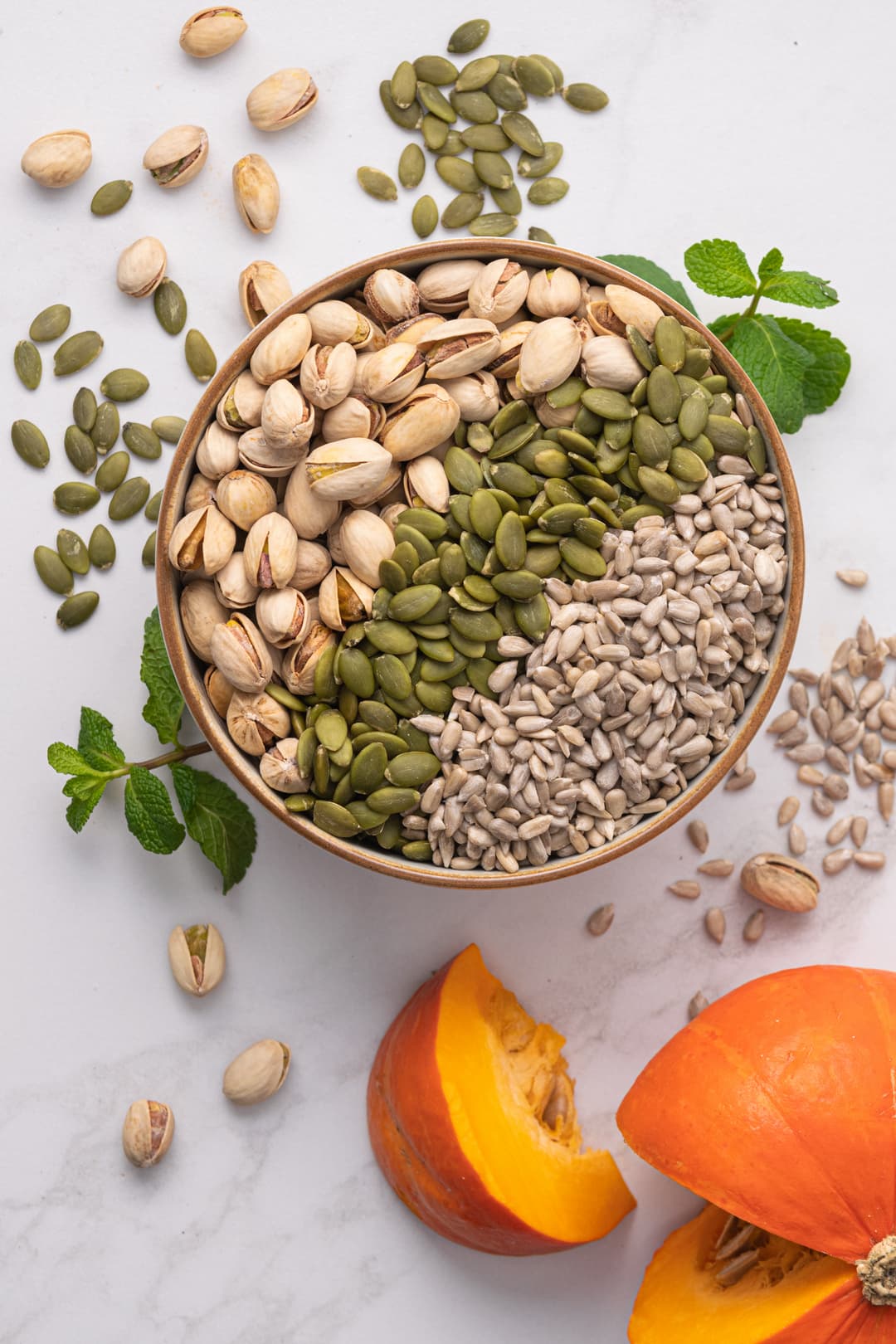 Набір граноли у трьох форматах: три види горіхів, фісташка з мʼятою та мигдаль, 1750 г thumbnail